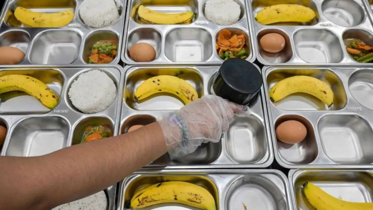 Perbaikan Program Makan Bergizi Gratis disebut tak akan menyenangkan semua pihak. Bakom menegaskan evaluasi tetap dilakukan demi memastikan program berjalan lebih efektif dan tepat sasaran. (Ilustrasi Progam Makanan Bergizi Gratis)