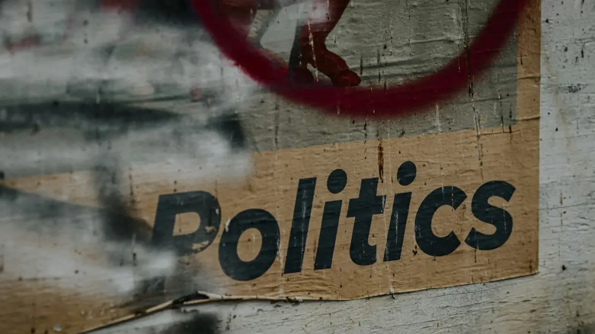 fenomena politik pencitraan, peran media sosial dalam membentuk persepsi, mengapa masyarakat semakin skeptis, serta bagaimana transparansi dan prestasi nyata menjadi kunci membangun kembali kepercayaan publik dalam demokrasi. (Photo by Jon Tyson on Unsplash)
