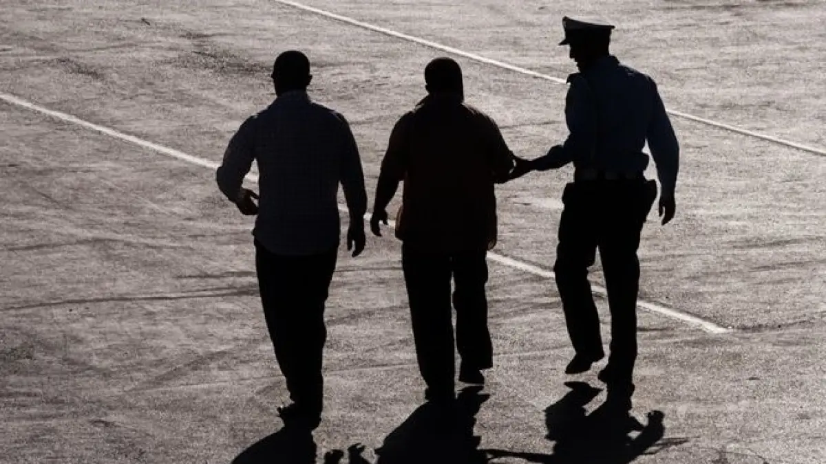 Aksi teror bom molotov di sebuah rumah kontrakan di Makassar berhasil diungkap polisi. Tiga pelaku telah ditangkap, sementara pelaku lainnya masih diburu. (Sumber Foto: Pinterest)