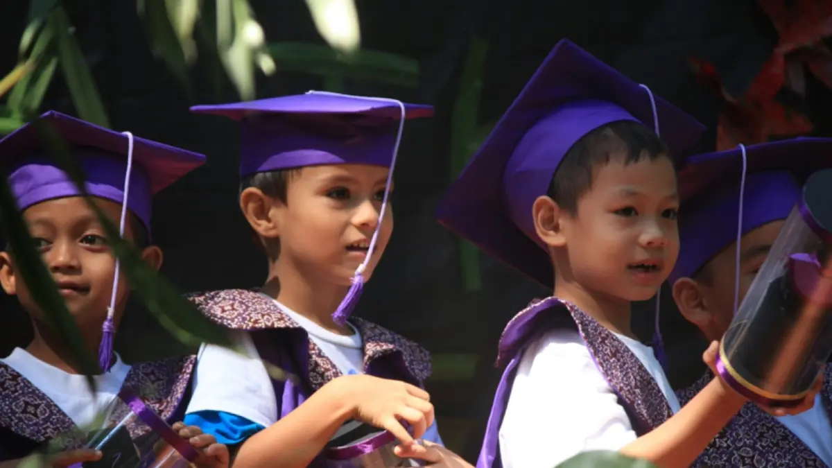 fenomena wisuda sekolah yang semakin identik dengan penampilan glamor, budaya MUA dan outfit, serta bagaimana esensi kelulusan perlahan bergeser menjadi beban biaya dan tren media sosial. (Photo by Mufid Majnun on Unsplash)