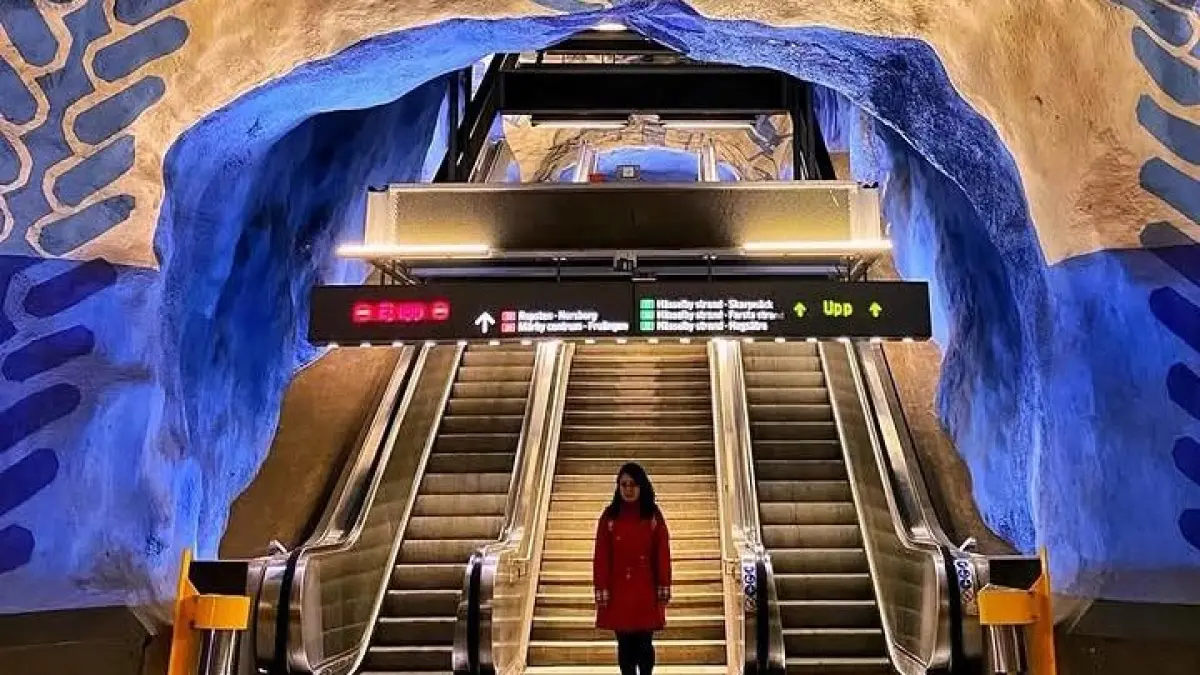 Naik kereta di Stockholm terasa seperti berjalan di dalam museum. Inilah metro yang dijuluki galeri seni terpanjang di dunia dengan ratusan karya memukau. (Sumber: Instagram @pitravelers_idn)