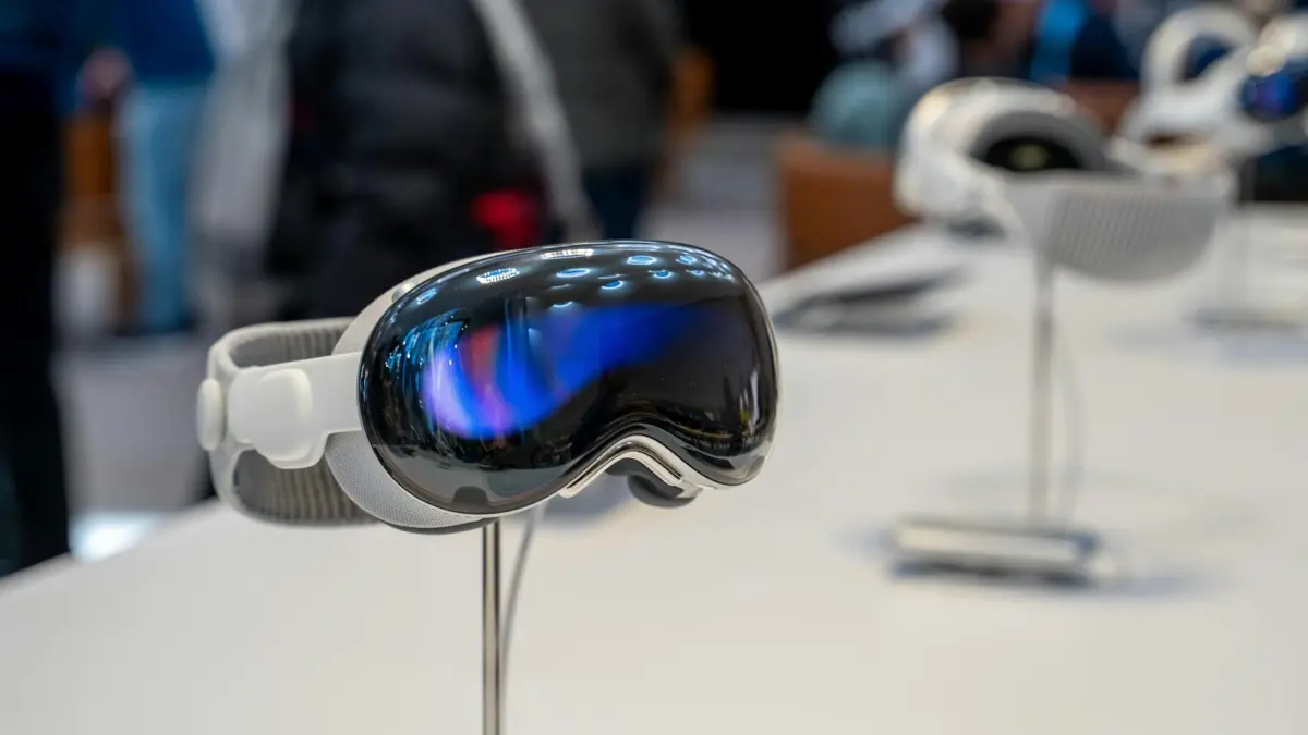 OpenAI kembali merekrut talenta penting dari Apple. Kali ini, Paul Meade, sosok di balik Vision Pro, bergabung untuk memimpin pengembangan perangkat AI generasi baru. (Roméo A./Unsplash)