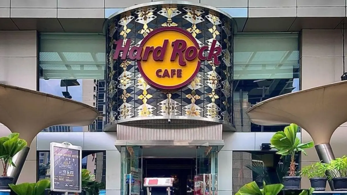 Pernah nongkrong di Seven Eleven? Atau punya kenangan makan bareng keluarga di Rindu Alam dan Hard Rock Cafe Jakarta?. Deretan 10 restoran legendaris ini memang sudah tutup, tetapi kenangannya masih hidup di hati banyak orang. (coconuts.co)