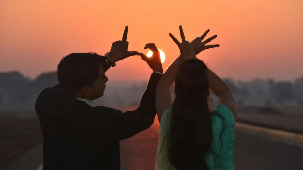 sering kali perhatian seseorang disalahartikan sebagai tanda cinta, pentingnya membedakan sikap ramah dengan ketertarikan, serta cara menjaga ekspektasi agar hubungan tetap realistis dan sehat. (Photo by Pradeep Potter on Unsplash)