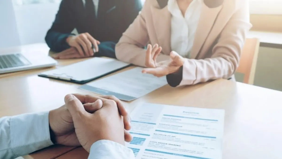 Sudah kirim banyak lamaran tapi belum juga dipanggil interview? Mungkin masalahnya ada pada CV Anda. Simak 5 bagian penting yang wajib diperbaiki agar CV lebih menarik di mata HRD dan peluang lolos seleksi administrasi semakin besar! (Sumber Foto : Magnific)