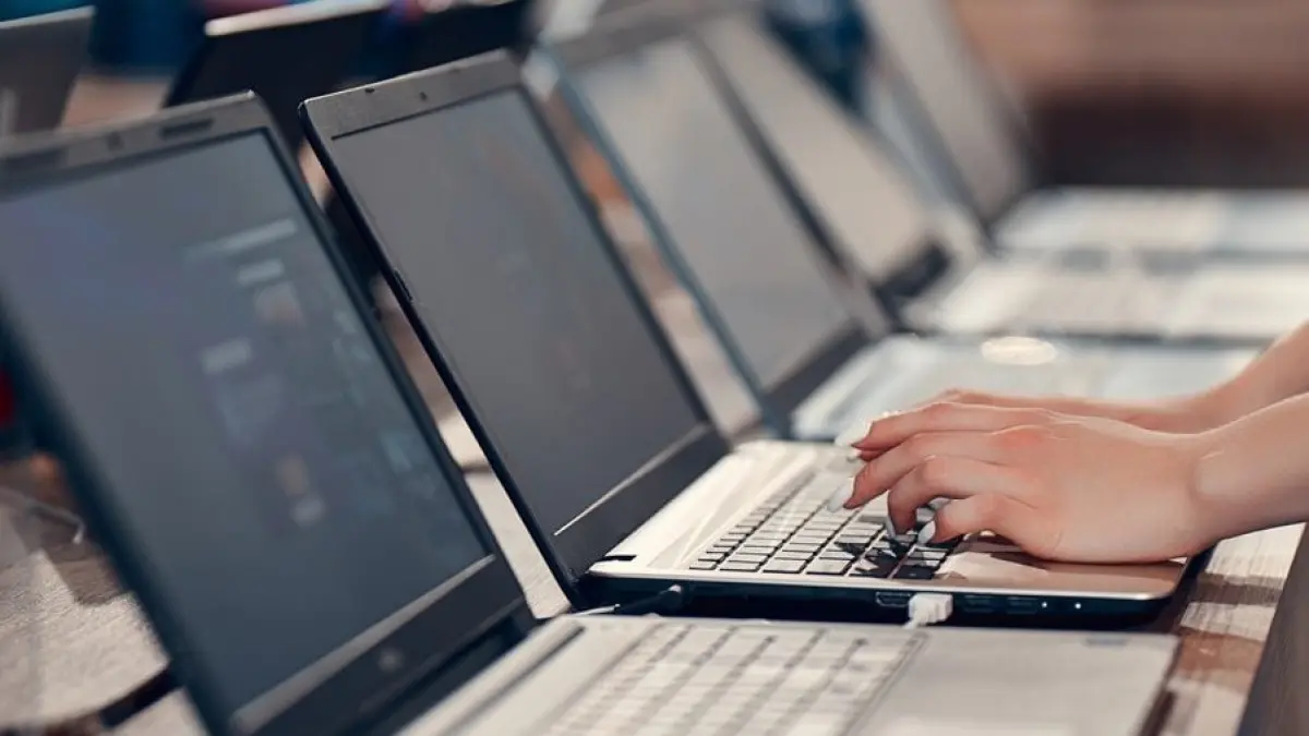 Jangan sampai menyesal setelah membeli laptop! Banyak orang memilih laptop hanya karena harga atau merek tanpa mempertimbangkan kebutuhan. (Sumber Foto : Hello Tech)