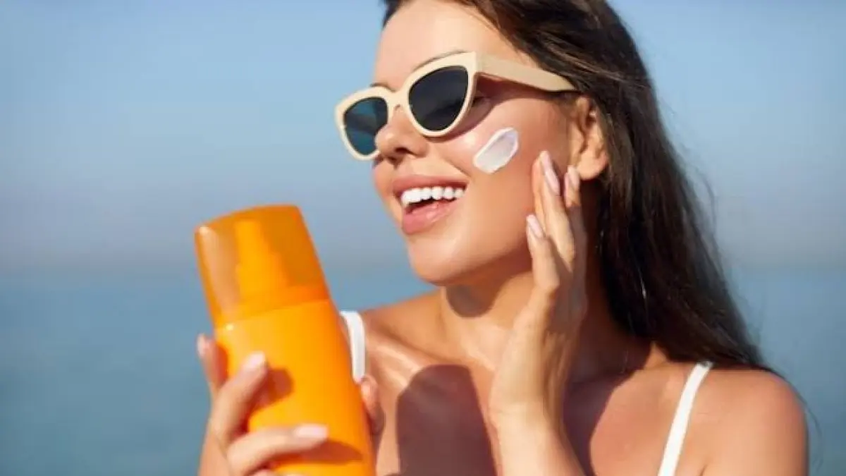 Masih asal pilih sunscreen? Padahal sunscreen fisik dan kimia punya cara kerja, kelebihan, dan kecocokan yang berbeda. Kenali perbedaannya sebelum membeli agar kulit terlindungi secara maksimal setiap hari! (Sumber Foto : magnific)