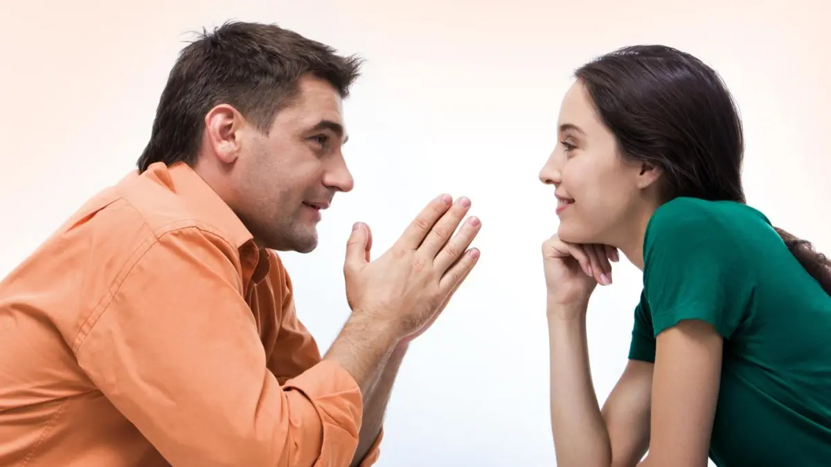 Sering bingung mau ngomong apa saat bertemu orang baru?. Ternyata ada teknik sederhana agar percakapan mengalir tanpa terasa garing. (Sumber foto : shutterstock)