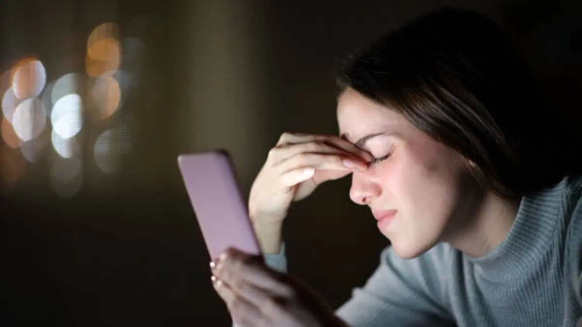 Sering menatap laptop atau ponsel seharian hingga mata terasa perih, kering, atau buram? Jangan dianggap sepele! (Sumber : iStock)