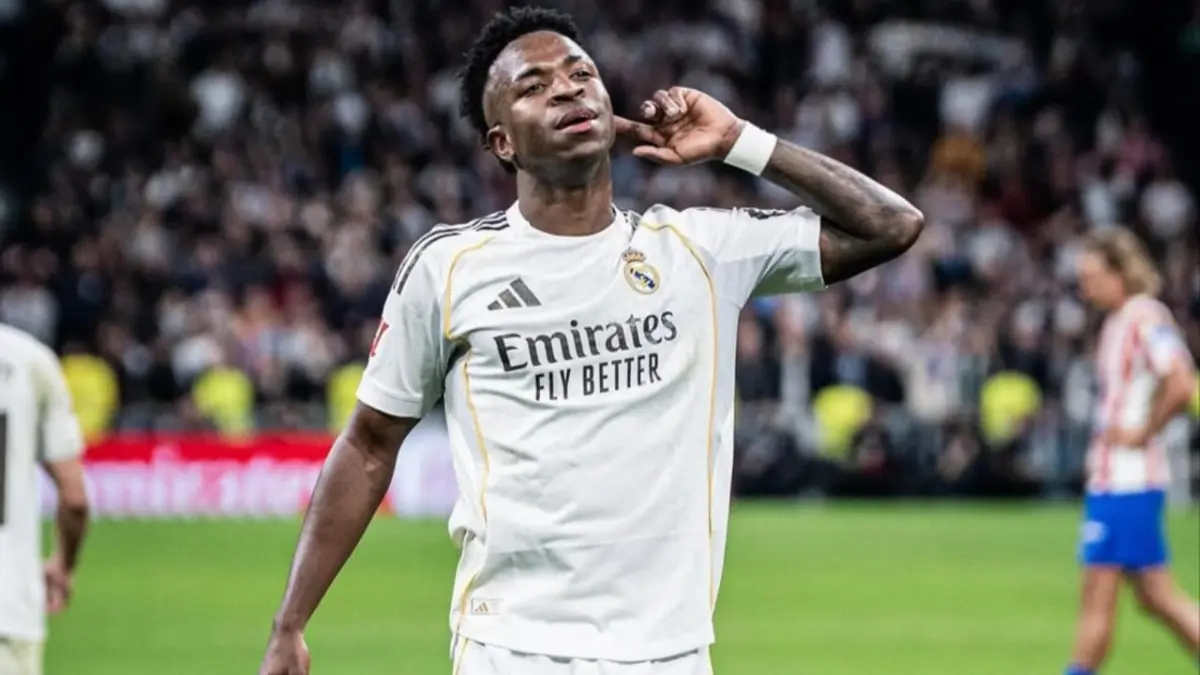 Vinicius Junior masih belum memastikan masa depannya di Real Madrid! Negosiasi kontrak disebut berjalan alot, sementara Arsenal, Liverpool, Manchester City, Manchester United, hingga Bayern Munich dikabarkan siap memanfaatkan situasi. (Sumber foto: Instagram/vinijr)