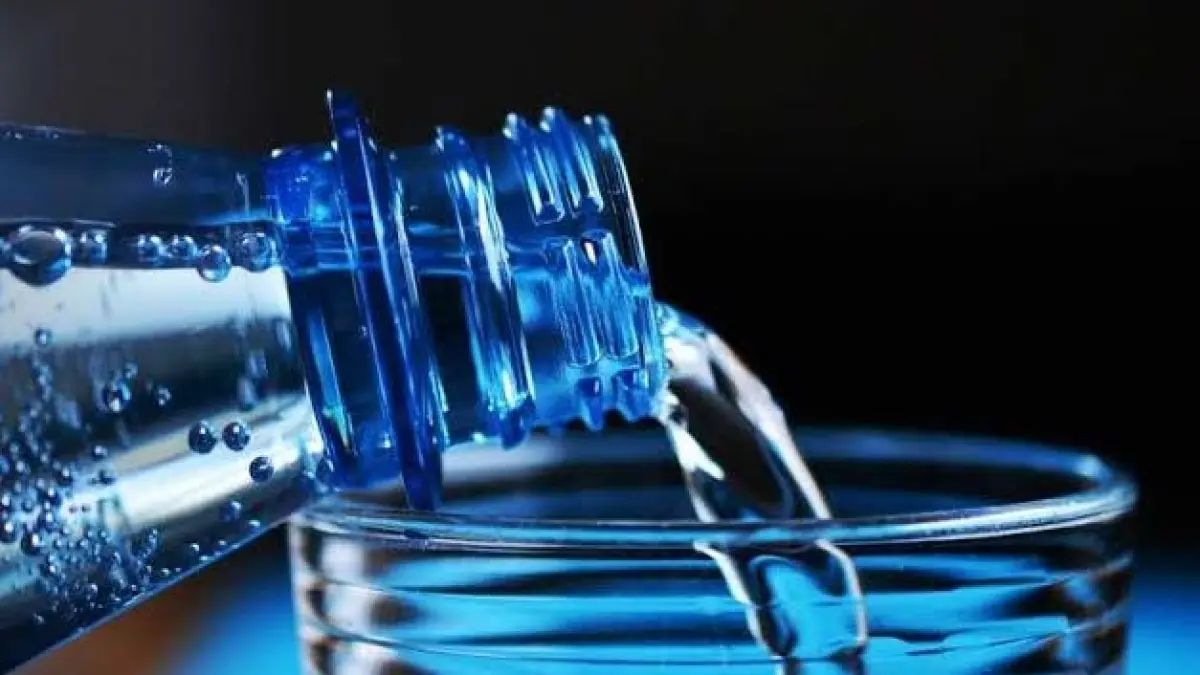 Air alkali sering disebut-sebut bisa menyembuhkan penyakit dan mengatasi asam lambung. Tapi benarkah demikian? Ternyata, penelitian ilmiah menunjukkan manfaatnya masih sangat terbatas dan belum bisa menggantikan obat maupun terapi medis. (ilustrasi)
