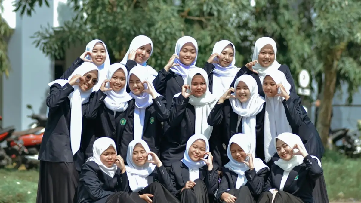 bagaimana wisuda sekolah yang dulu sederhana kini berubah menjadi pertunjukan besar, lengkap dengan dokumentasi, penampilan. (Photo by Oktavia Ningrum on Unsplash M. Afiqul Adib)