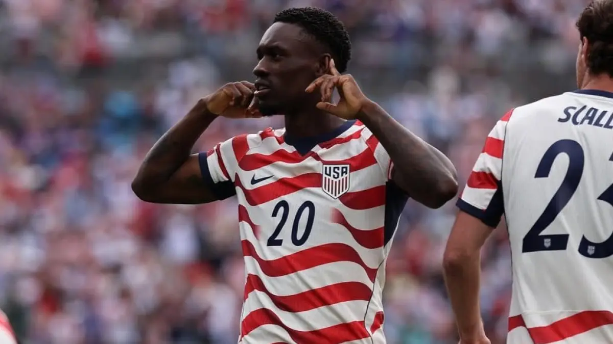Kontroversi kartu merah Folarin Balogun masih jadi perbincangan hangat. Banyak yang menganggap keputusan wasit terlalu keras, tetapi ternyata aturan FIFA membuat Amerika Serikat sama sekali tidak bisa mengajukan banding. (Sumber foto: Instagram/balogun)