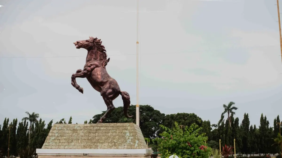 Tuban yang terus berkembang menghadapi tantangan modernisasi, sekaligus mempertahankan identitasnya sebagai Bumi Wali dengan kekayaan sejarah, budaya, dan wisata religi. (Photo by David Kristianto on Unsplash)