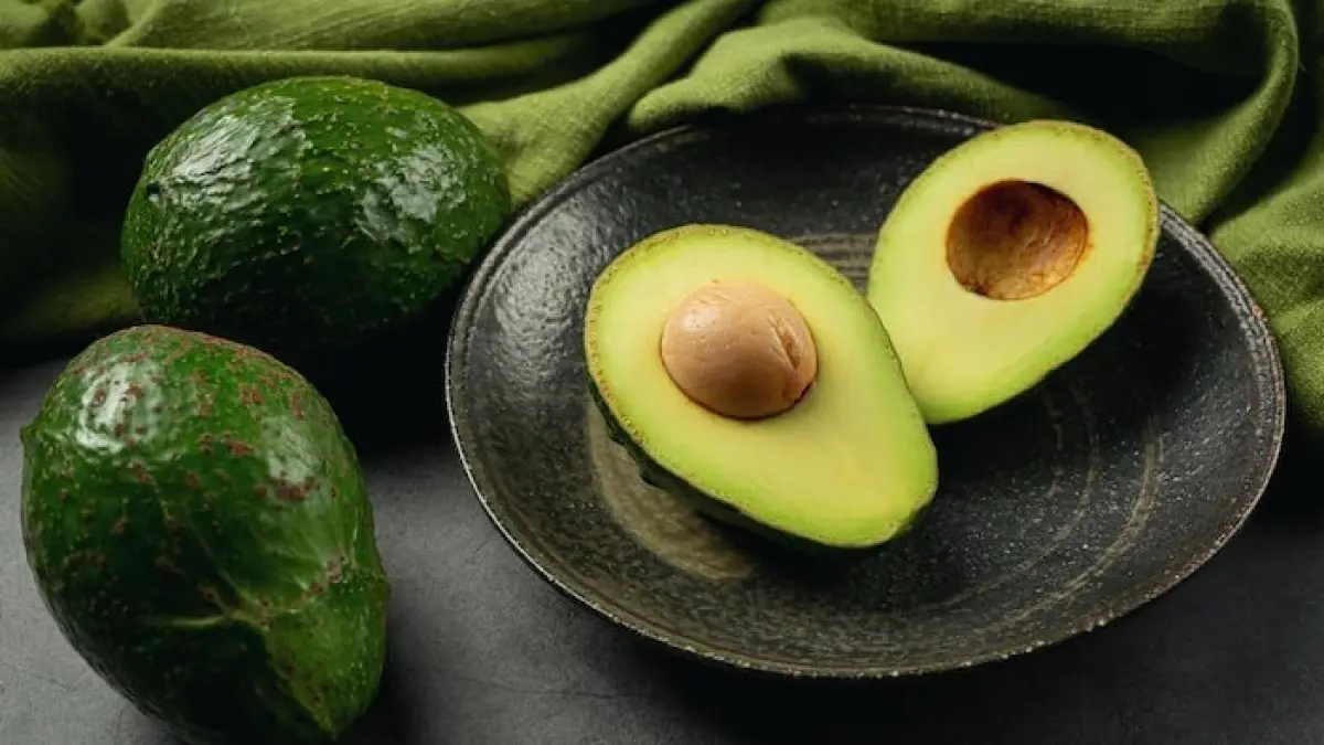 Alpukat yang masih keras jangan langsung dipotong atau dipanaskan di microwave. Coba empat cara alami ini agar buah cepat matang, teksturnya lembut, dan rasanya tetap creamy. Mudah dilakukan di rumah (sumber foto : magnific)