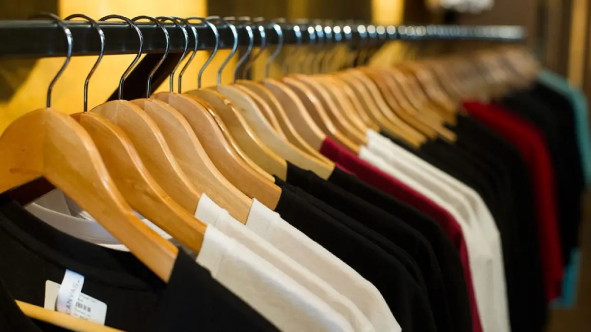 Banyak orang mengira membangun brand clothing harus punya modal puluhan juta rupiah. Padahal, lima kaos sampel saja bisa menjadi langkah awal untuk menguji pasar dan membangun merek. (Ilustrasi clothing brand)