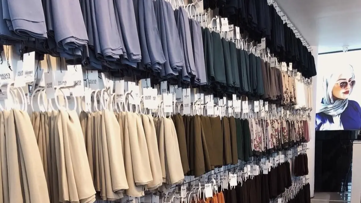Brand kerudung baru bermunculan setiap tahun, tetapi tidak semuanya mampu bertahan. Kuncinya bukan hanya desain yang cantik, melainkan identitas merek dan strategi pemasaran yang tepat. (sumber foto: pinterest)