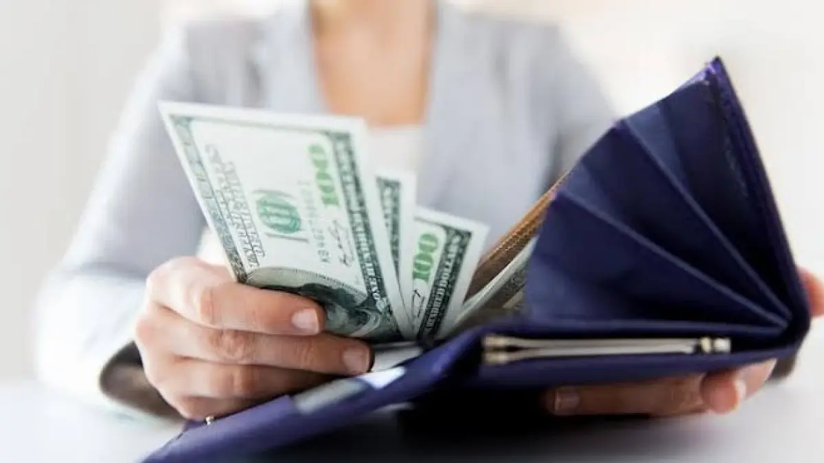 Berani berkata, "Maaf, bulan ini belum masuk anggaran," bukan berarti pelit. Itulah inti loud budgeting, tren finansial yang mengajak Gen Z melawan gengsi, menghindari FOMO, dan lebih bijak mengelola uang demi masa depan yang lebih sehat. (sumber foto : magnific)
