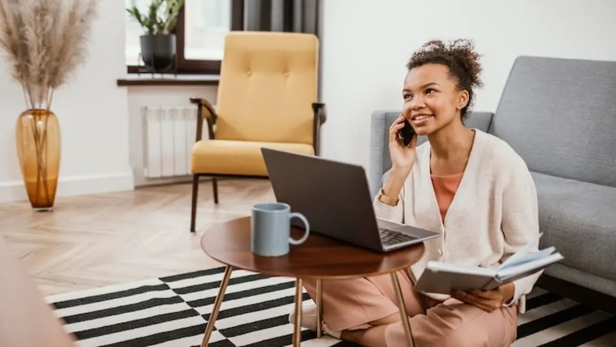 Kerja dari rumah memang fleksibel, tapi juga bisa memicu burnout jika tidak dikelola dengan baik. Simak 5 tips dari pakar agar remote worker tetap produktif, fokus, dan menjaga kesehatan mental di tengah rutinitas WFH. (sumber foto : magnific)