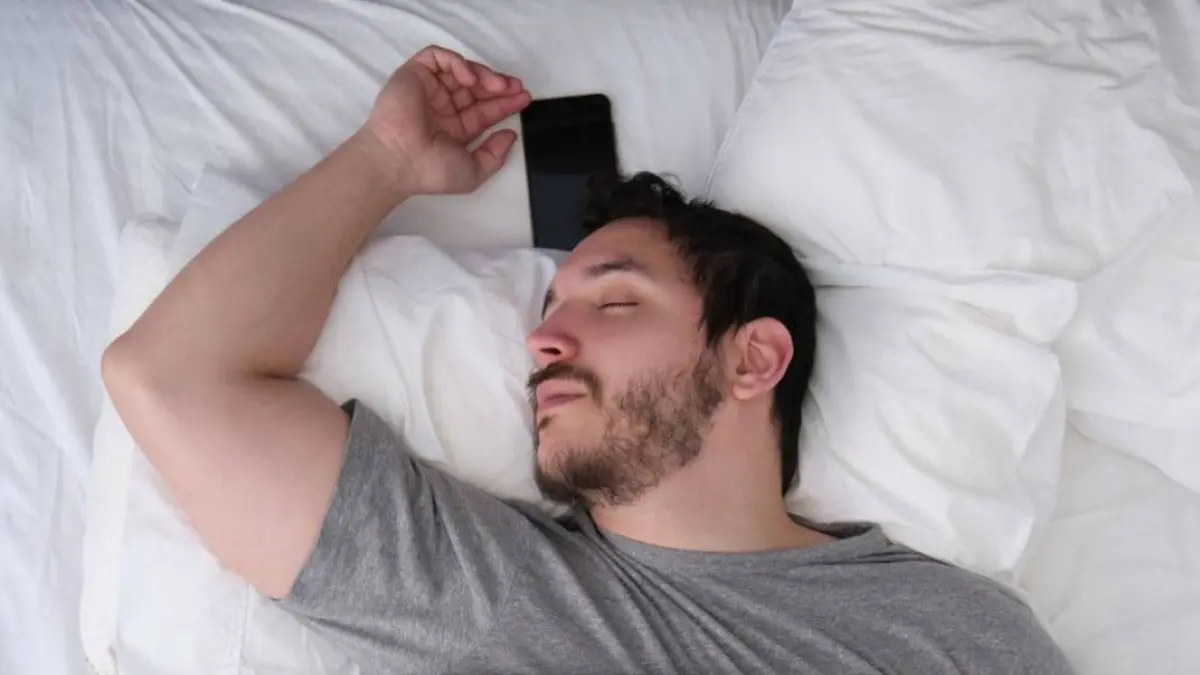 Masih sering tidur sambil menaruh HP di samping bantal? Ternyata yang paling dikhawatirkan bukan sekadar radiasi, tetapi dampaknya terhadap kualitas tidur hingga risiko keselamatan saat mengisi daya. (ilustrasi)