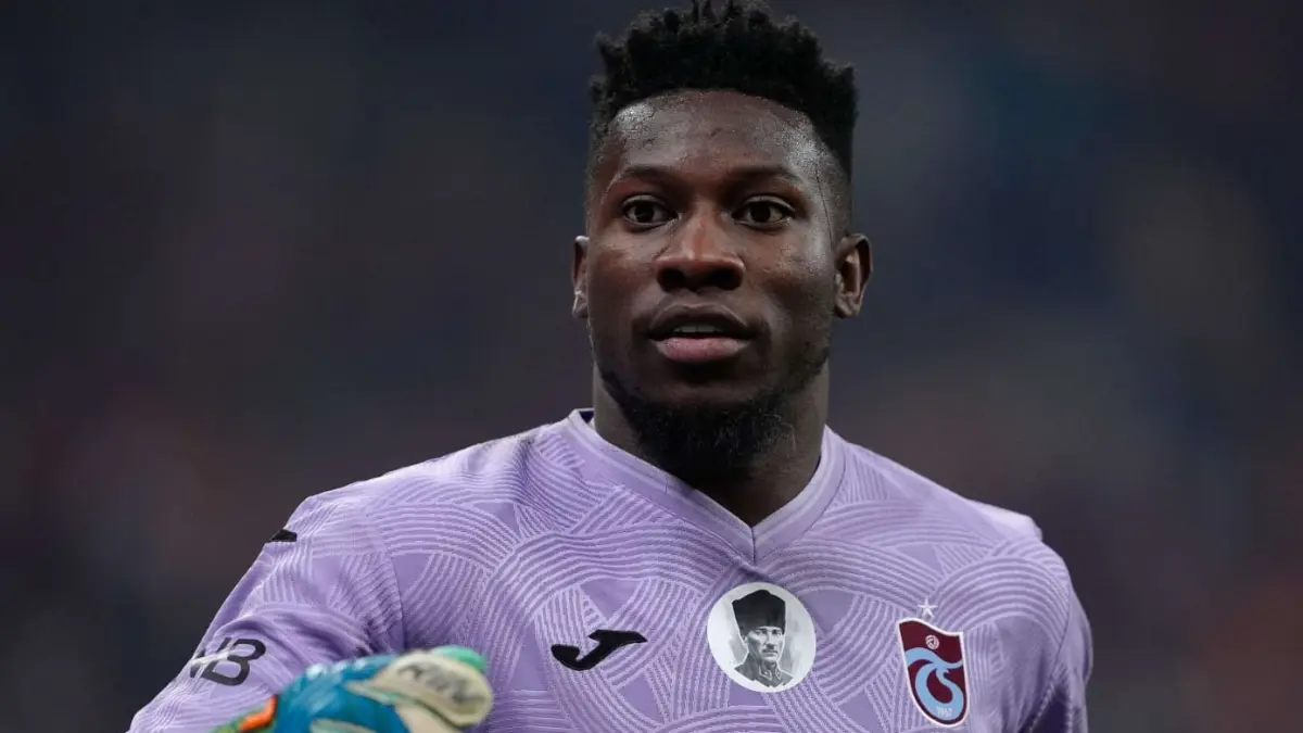 Resmi! André Onana meninggalkan Manchester United untuk bergabung dengan Trabzonspor sebagai pemain pinjaman. Klub Turki itu bahkan siap menanggung penuh gaji sang kiper hingga 2027. (sumber foto : Goal)