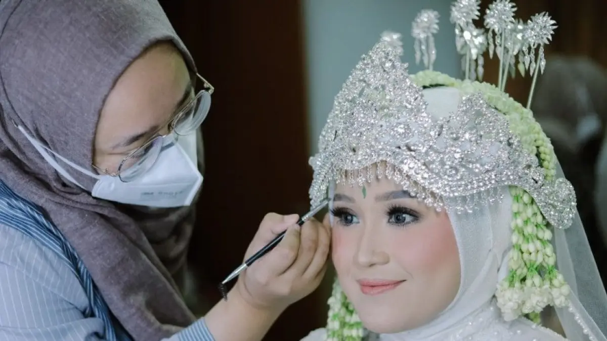 Banyak MUA wedding sukses memulai karier dari nol. Yuk, pelajari langkah-langkah penting agar hobi makeup bisa berubah menjadi profesi yang menjanjikan. (blog.tigadaracatering.id)