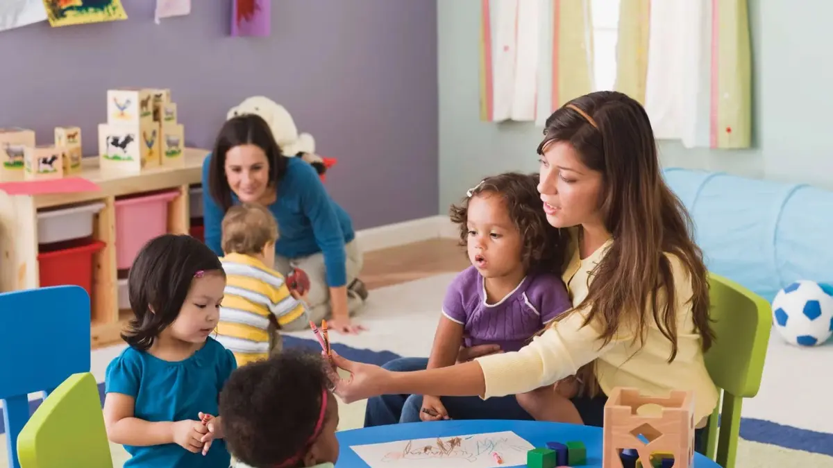 Montessori atau konvensional, mana yang lebih cocok untuk si kecil? Kenali kelebihan dan kekurangannya agar tidak salah memilih daycare. (ilustrasi daycare)