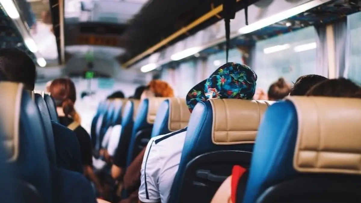Naik transportasi umum selalu punya cerita. Dari yang langsung tertidur sampai si pemburu kursi, kamu paling sering jadi tipe yang mana? (ilustrasi transportasi umum)