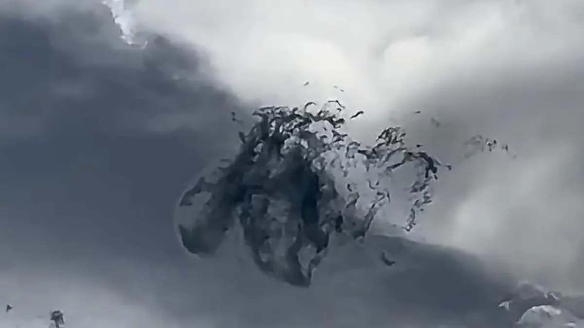 Sebuah objek gelap misterius terlihat melayang di langit Australia dan langsung viral. Benarkah fenomena alam langka atau hanya ilusi optik? Simak penjelasannya. (Sumber: Instagram @folkathic)