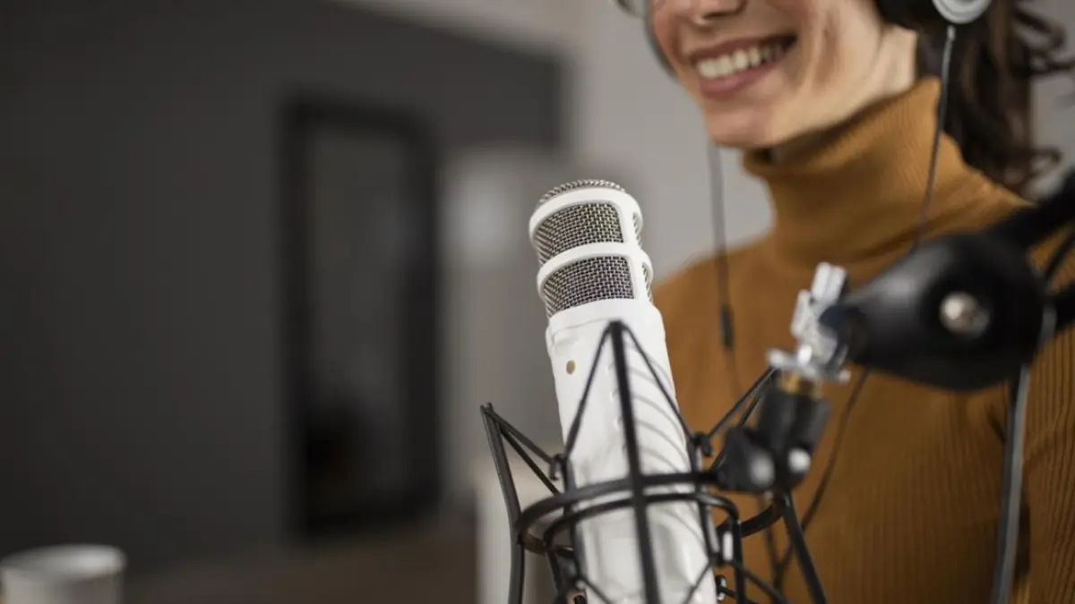 Suara yang khas ternyata bisa menjadi sumber penghasilan. Simak langkah memulai karier sebagai voice over talent dan peluangnya di era digital. (ilustrasi voice over talent)