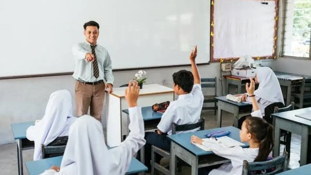Hari pertama sekolah bukan hanya soal seragam dan tas baru. Persiapan mental, pola tidur, hingga dukungan orang tua menjadi kunci agar anak lebih percaya diri menyambut tahun ajaran baru 2026. (ilustrasi sekolah)