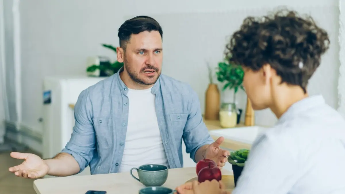 perbedaan pendapat tidak selalu berarti kegagalan, Justru, dengan komunikasi dewasa, kompromi, dan tujuan bersama, KKN bisa menjadi ruang belajar yang berharga. (Photo by Vitaly Gariev on Unsplash)