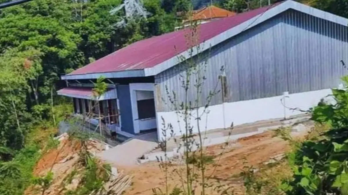 Sebuah gedung Koperasi Desa Merah Putih di Gununghalu menjadi sorotan setelah videonya viral. Lokasinya yang berada di bibir jurang memicu kekhawatiran soal keselamatan. (Sumber: Instagram @nasehat_pendaki)