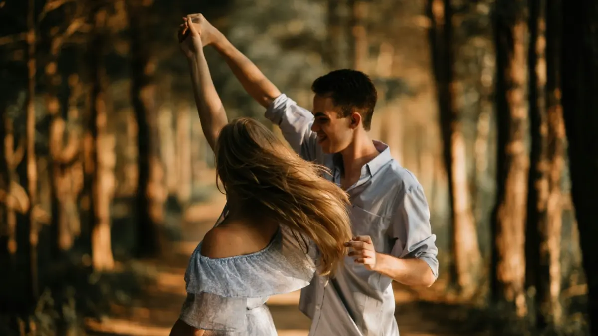 Tidak semua orang yang pergi akan memberi penjelasan. Kadang, diam dan kepergiannya sudah menjadi jawaban. Saatnya berhenti mengejar closure dan mulai memulihkan diri. (Photo by Scott Broome on Unsplash)