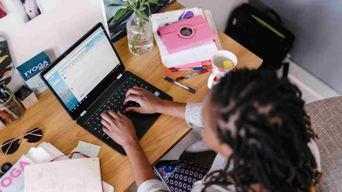Kerja dari rumah untuk perusahaan luar negeri kini semakin diminati. Namun, persaingan juga semakin ketat. Simak langkah-langkah membangun karier remote, mulai dari memilih skill yang tepat, membuat portofolio, hingga menyusun CV berstandar internasional agar peluang diterima di perusahaan global semakin besar. (ilustrasi)