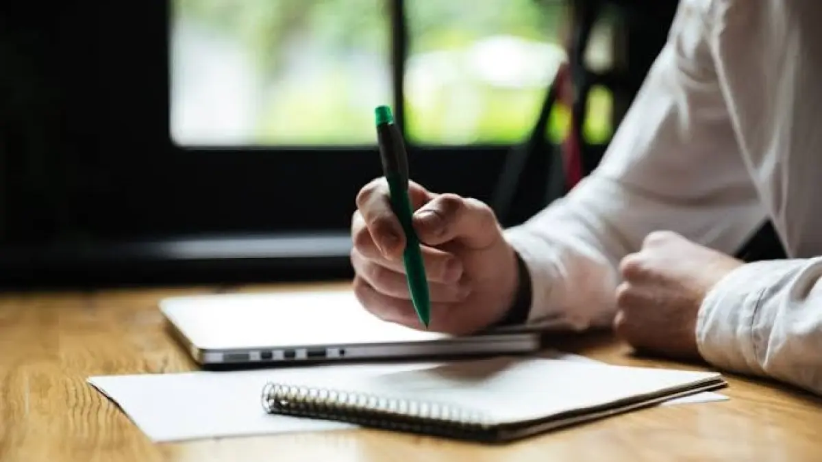 Catatan yang penuh tulisan belum tentu membuat belajar lebih mudah. Teknik Cornell Notes menawarkan cara mencatat yang lebih efektif agar materi cepat dipahami, mudah diingat, dan lebih siap menghadapi ujian. (glints.com)