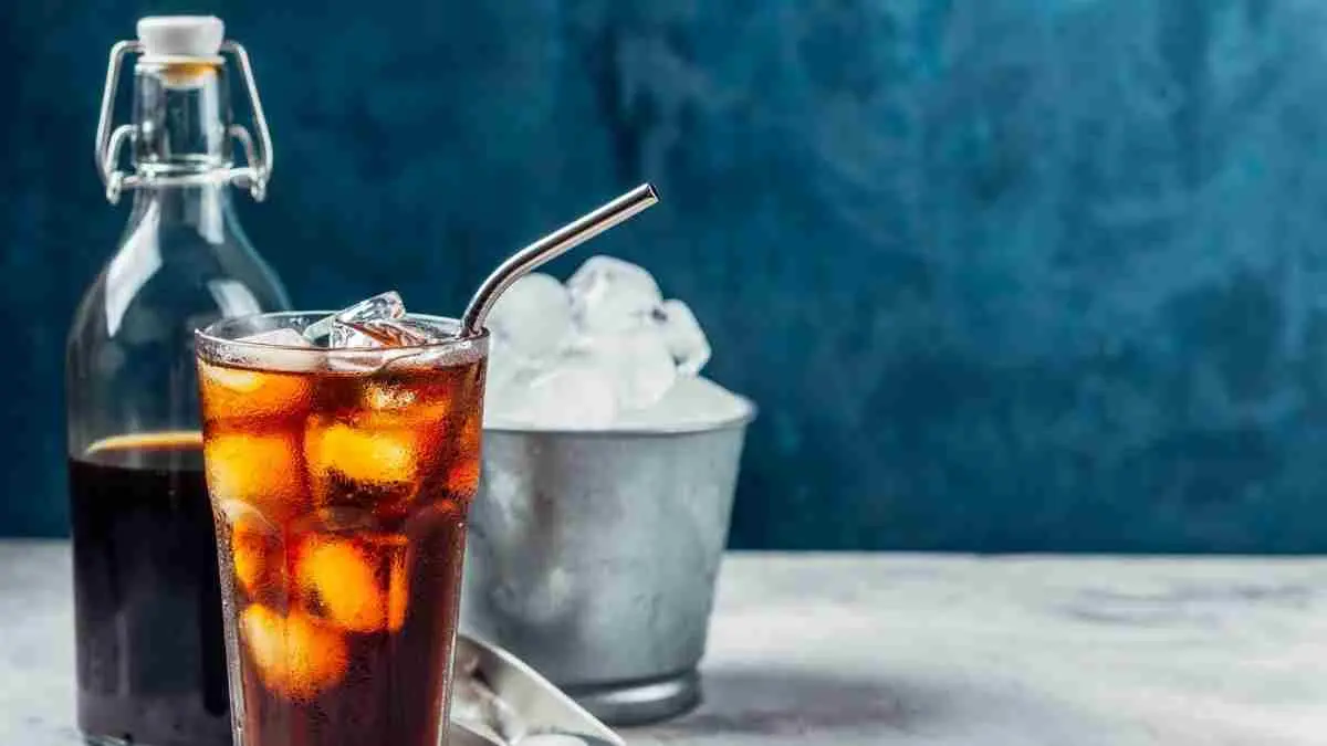 Tak perlu mesin kopi mahal untuk menikmati cold brew yang segar dan nikmat. Dengan kopi bubuk, air, dan sedikit kesabaran, Anda bisa membuat minuman ala kafe langsung dari rumah. Simak langkah-langkah, takaran yang tepat, serta tips agar hasil seduhan lebih halus, tidak pahit, dan hemat di kantong. (eatingwell.com)
