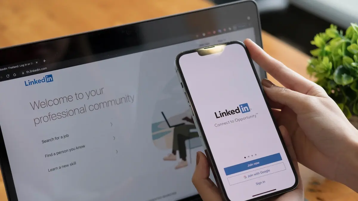 Masih bingung apakah fresh graduate perlu punya LinkedIn? Ternyata platform ini bukan hanya tempat mencari kerja, tetapi juga bisa menjadi portofolio digital yang dilirik HRD. (enesis.com)