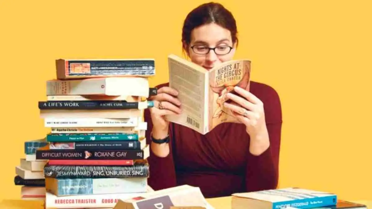 Merasa tidak punya waktu untuk membaca buku? Tenang, hobi membaca bisa dibangun secara bertahap. Mulai dari memilih buku yang disukai, meluangkan 15 menit setiap hari, hingga mengurangi distraksi dari ponsel. (ilustrasi baca buku)