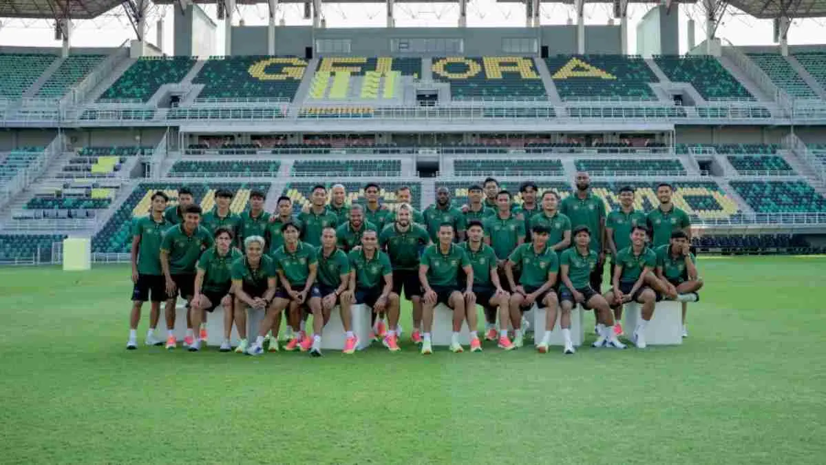 Persebaya resmi memperkenalkan skuad sementara untuk musim 2026/2027. Sebanyak 32 pemain disiapkan menjalani pramusim, sementara manajemen masih membuka peluang penambahan pemain sebelum Super League dimulai. (persebaya.id)