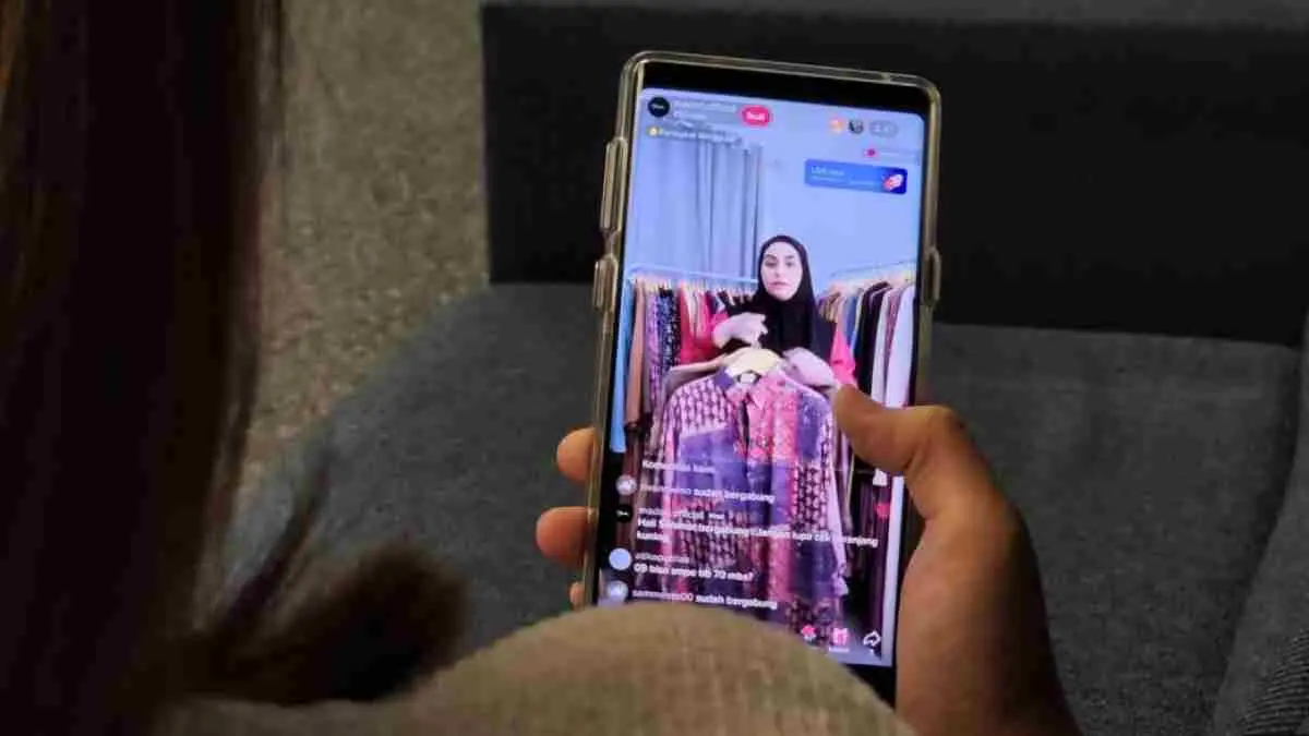 Pernah hanya berniat melihat-lihat saat live shopping, tetapi akhirnya malah checkout? Ternyata bukan sekadar karena diskon. Ada berbagai strategi psikologis seperti countdown, stok terbatas, hingga efek ikut-ikutan yang membuat banyak orang membeli tanpa berpikir panjang. (voaindonesia.com)