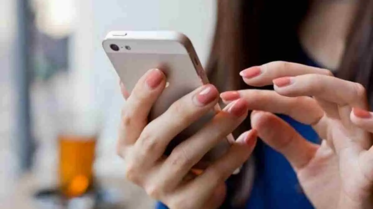Mengapa kita sulit berhenti scroll media sosial atau menunda pekerjaan penting? Jawabannya ada pada reward system di otak yang membuat kita menyukai kepuasan instan. (ilustrasi)