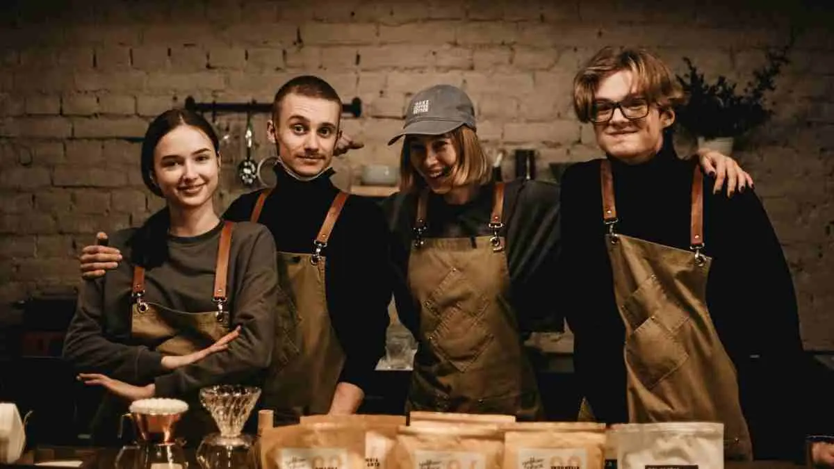 Profesi barista semakin diminati, terutama di kalangan anak muda. Namun, menjadi barista tak hanya soal membuat kopi. Simak tujuh langkah yang bisa membantumu memulai karier di coffee shop. (ilustrasi barista)