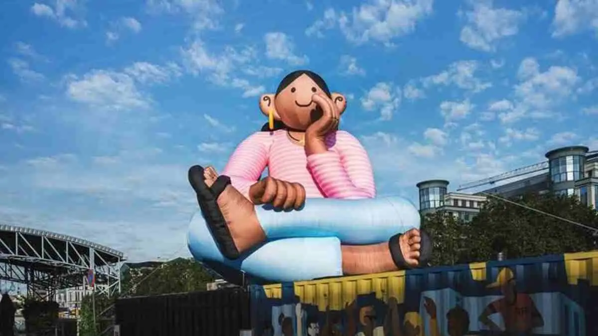 Kreativitas Indonesia kembali bersinar di panggung internasional. Seniman visual Yessiow sukses memikat publik Brussel lewat instalasi balon raksasa penuh warna yang menghadirkan suasana ceria sekaligus pesan tentang pentingnya menikmati momen di tengah kesibukan kota. (Sumber: Instagram @kulturdomestik)