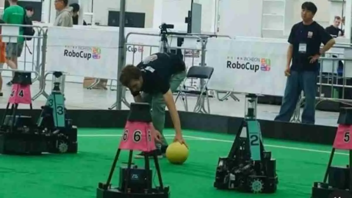Membanggakan! Tim Robotika IRIS ITS sukses mengharumkan nama Indonesia setelah meraih penghargaan di kompetisi robotika internasional di Korea Selatan. Prestasi ini menjadi bukti bahwa inovasi dan kemampuan mahasiswa Indonesia mampu bersaing dengan negara-negara maju di bidang teknologi. (Sumber: Instagram @surabayasiders)