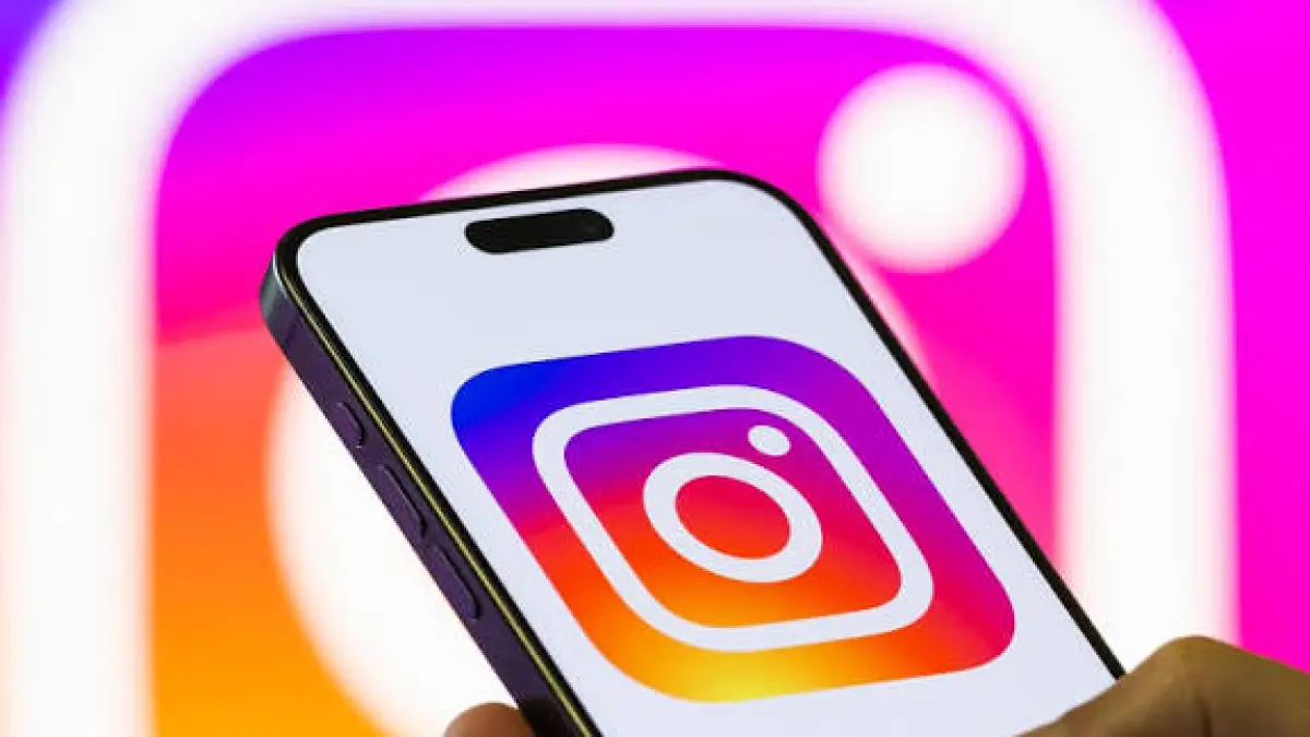 Instagram kini bukan hanya tempat berbagi foto dan Reels. Tren Alternate Universe (AU) membuat platform ini berubah menjadi ruang storytelling digital yang digemari Gen Z. Dengan perpaduan chat, foto, dan carousel, cerita terasa seperti film yang bisa dinikmati lewat layar ponsel—tak heran banyak yang mengaku sulit berhenti scroll. (ilustrasi)