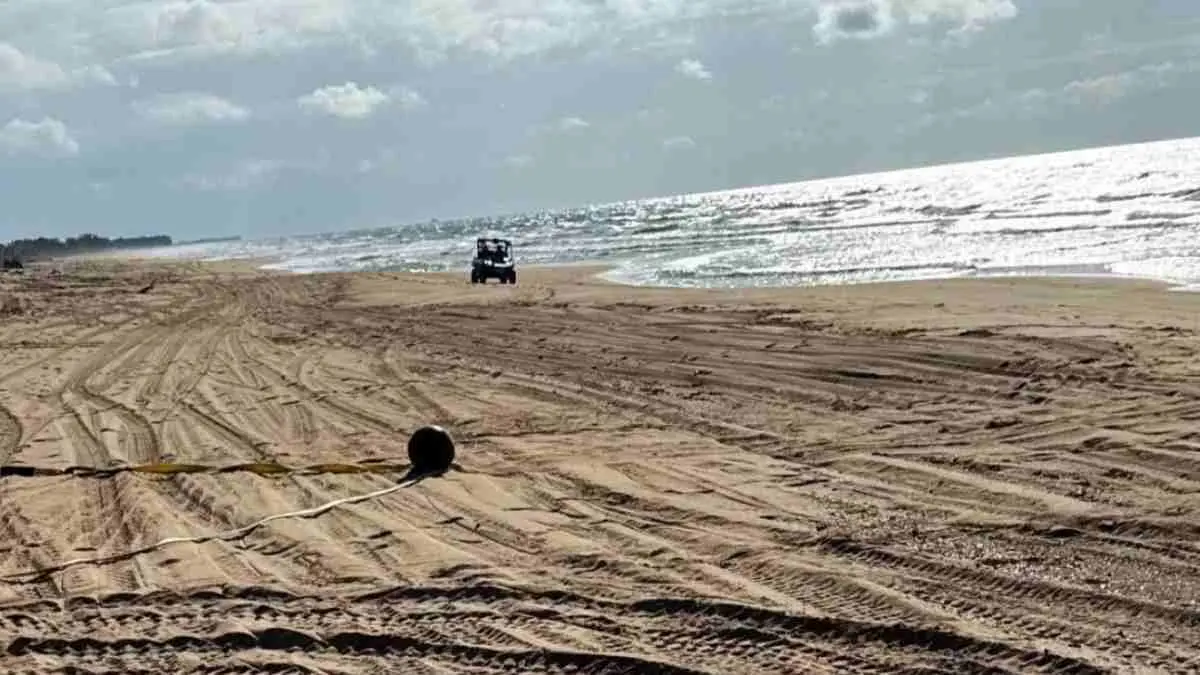 Bola logam berukuran besar yang muncul di pantai Australia sempat memicu spekulasi. Otoritas antariksa kini mengungkap dugaan asal-usul benda misterius tersebut. (@shanghaidaily/X)