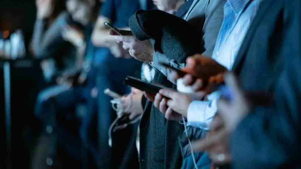 Fitur seperti infinite scroll, autoplay, dan Reels kembali menjadi sorotan. Uni Eropa menilai desain Facebook dan Instagram dapat mendorong perilaku adiktif, terutama pada pengguna muda. (camilo jimenez/Unsplash)