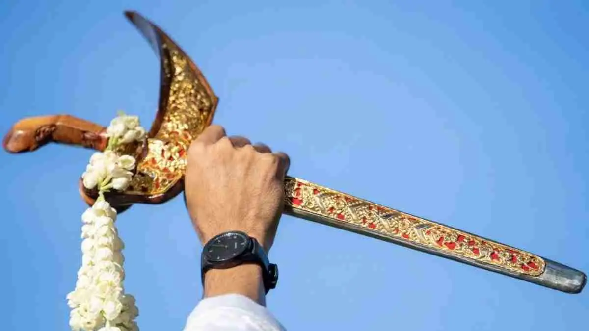 Keris bukan hanya senjata tradisional. Di balik bilahnya tersimpan sejarah, filosofi, dan nilai spiritual yang telah diwariskan turun-temurun sebagai bagian dari identitas budaya Nusantara. (indonesia.travel)