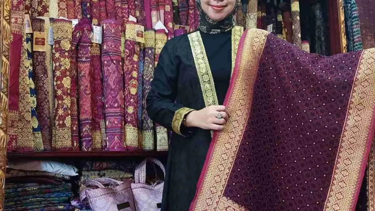 Songket Palembang bukan sekadar kain tradisional. Di balik kilaunya tersimpan proses pembuatan berbulan-bulan, benang emas berkualitas, serta nilai budaya yang membuat harganya bisa mencapai ratusan juta rupiah. (kompas.com)